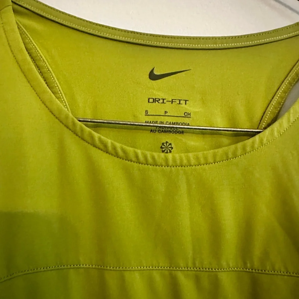 Nike Dri-FIT Run Division small